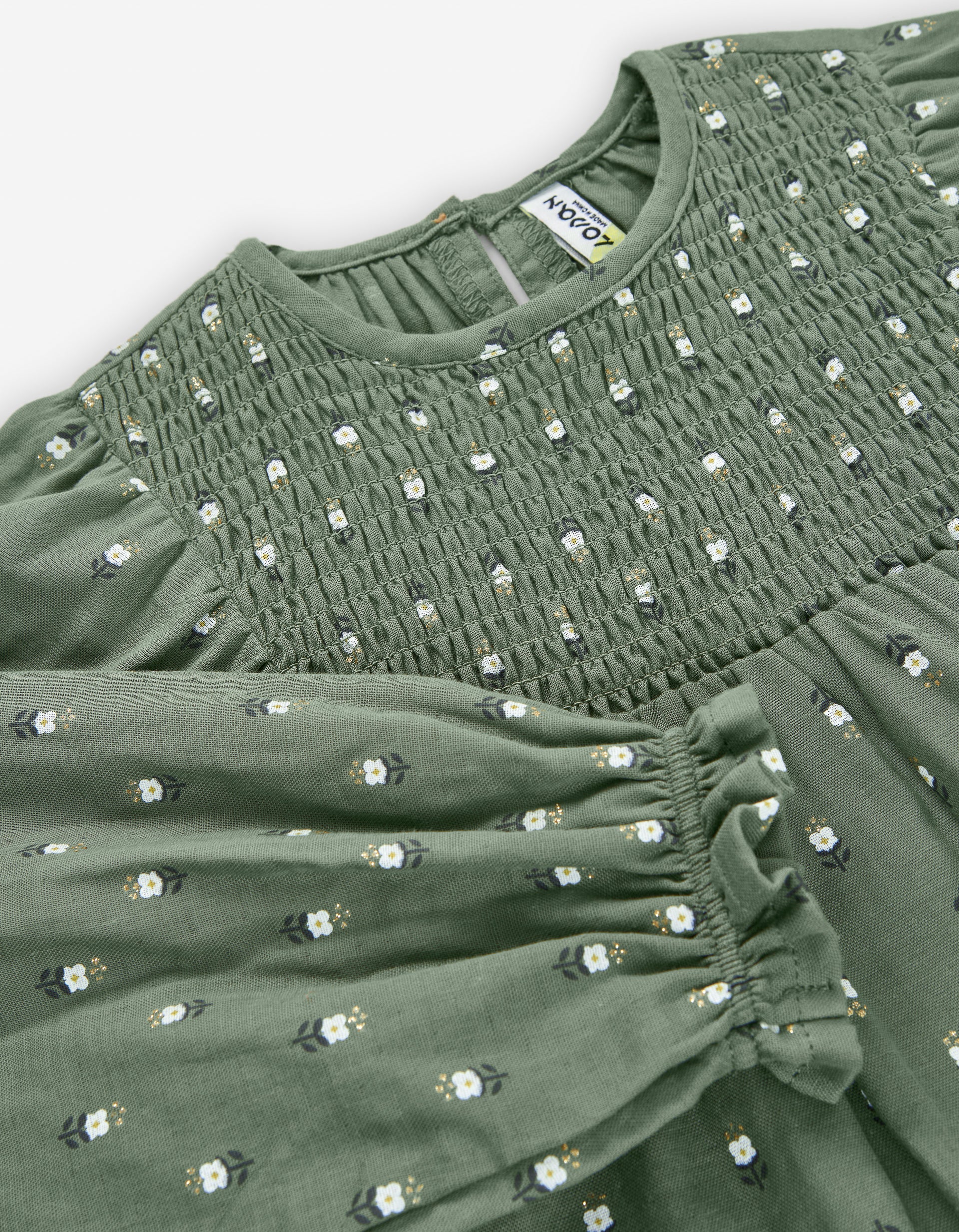 Detalle fruncido canesú vestido Zippy flores verde