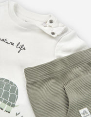 Detalle camiseta bebé "nature life" con tortuga y caracol