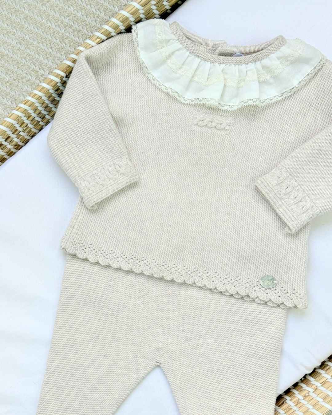 Primer Dia Tricot Beige Cuello Volante Detalle