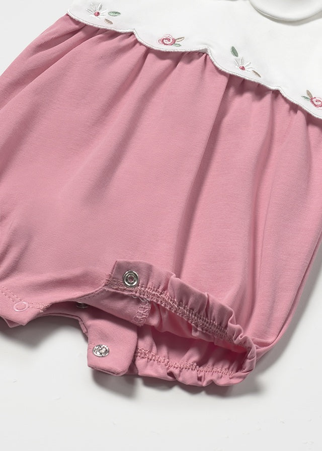 Pelele Bordado Mariposa Mayoral rosa detalle