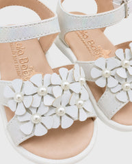 Sandalias Flores y Perlas Blanco detalle