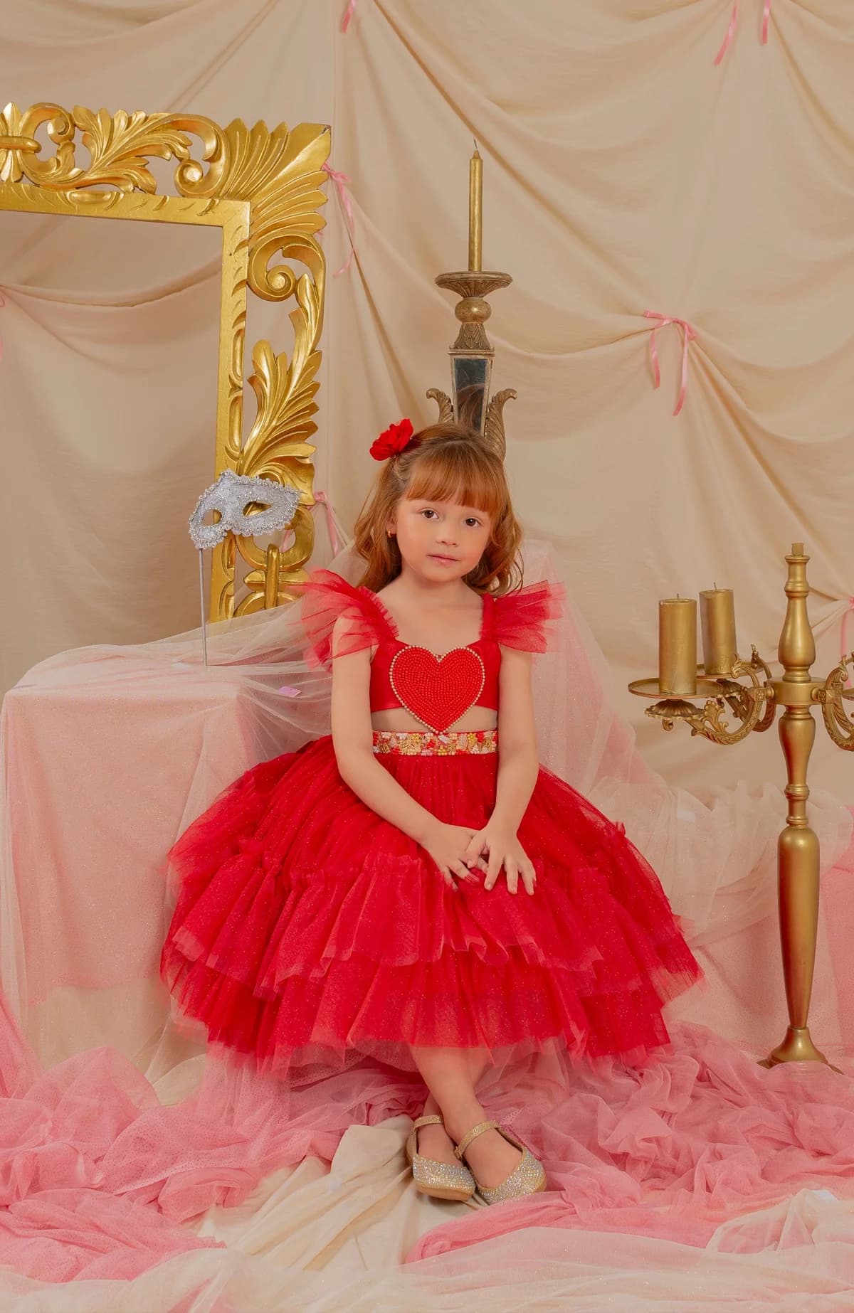 Detalle de corazón con perlas en vestido rojo