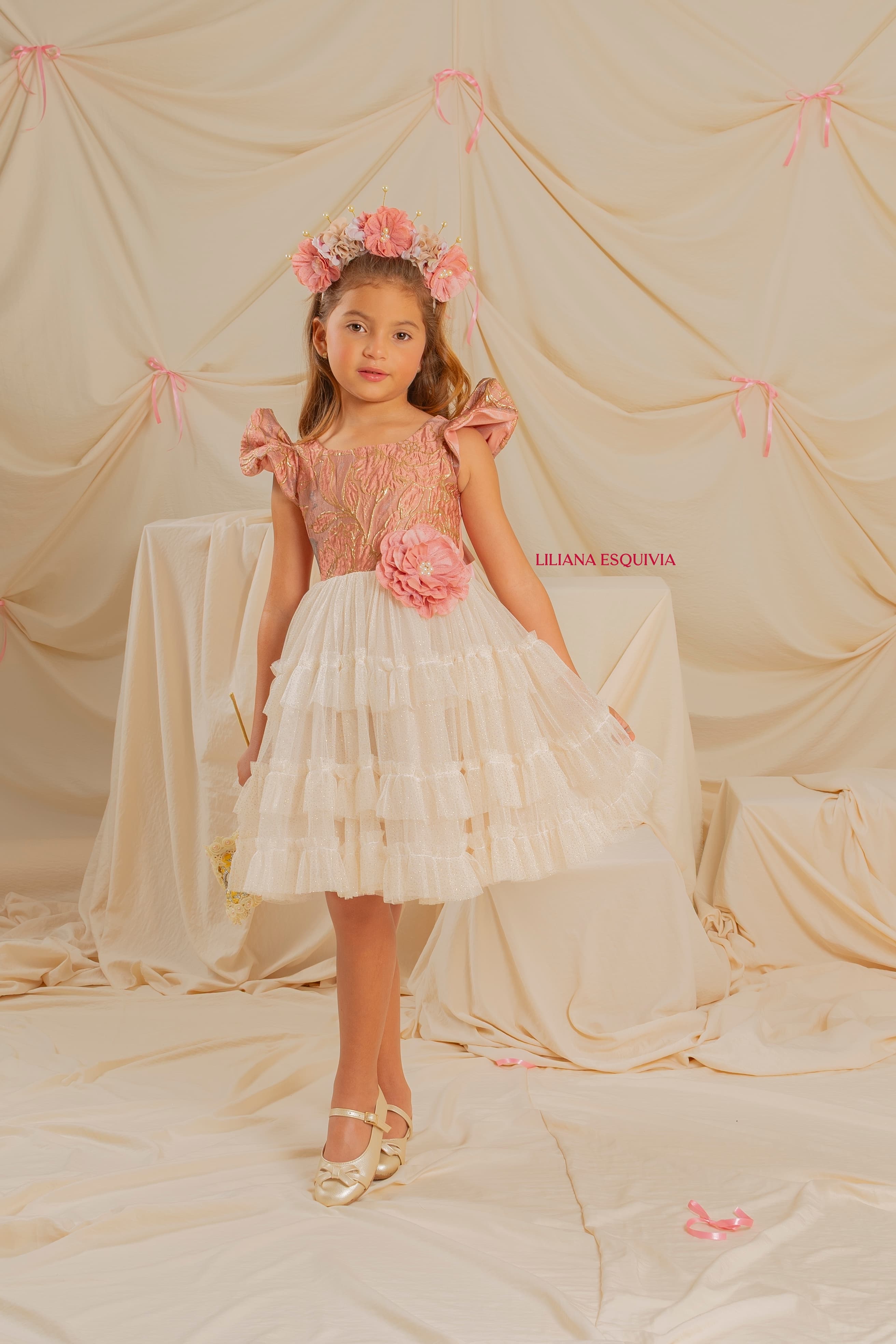 Vestido Sentimientos Palo Rosa para niña con falda de tul en capas y flor decorativa