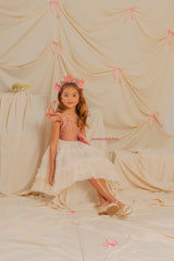 Detalle de flor decorativa en vestido infantil