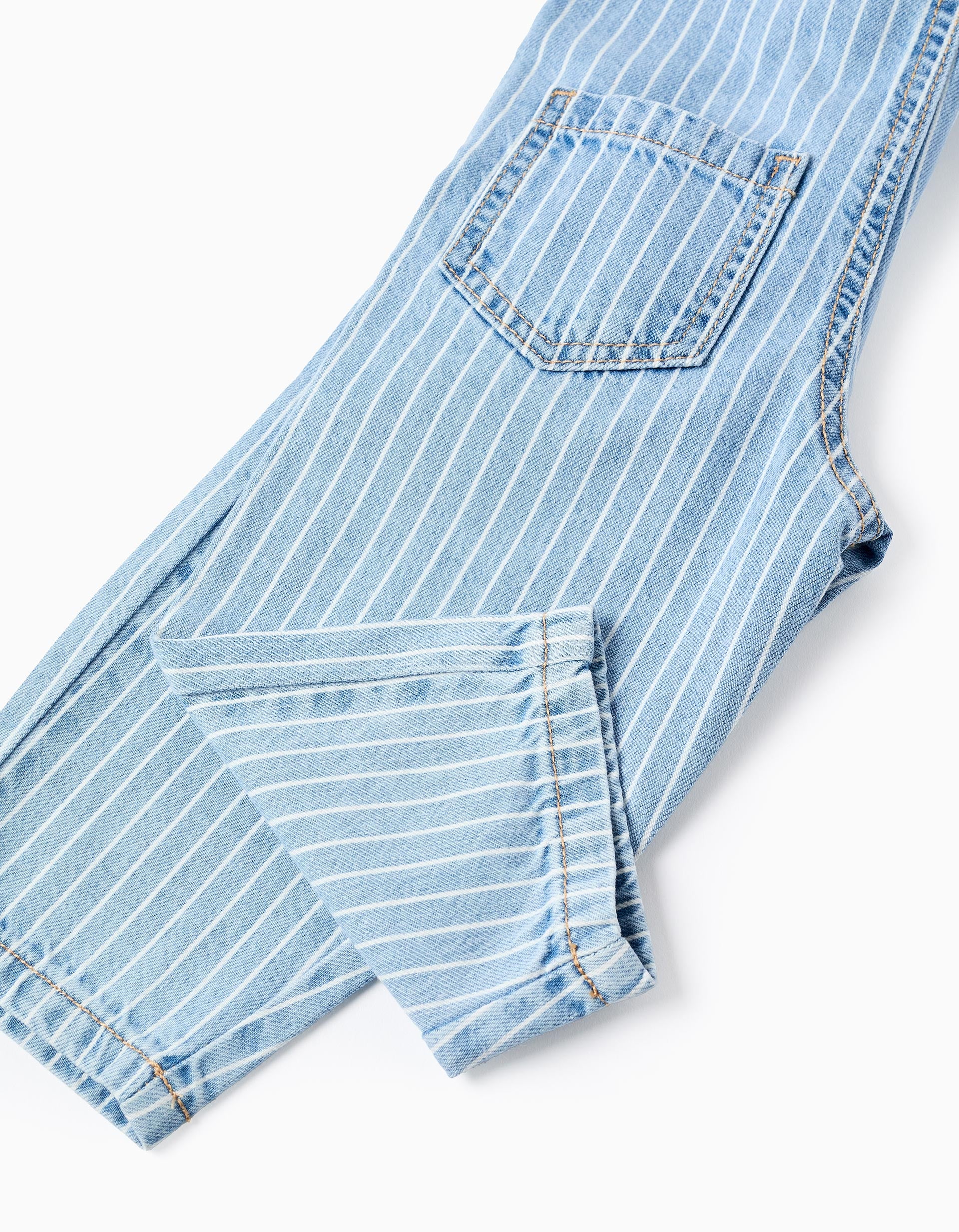 Detalle tirantes ajustables broches metálicos overol bebé