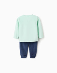 Primer plano de broches en hombro del pijama Monsters Inc