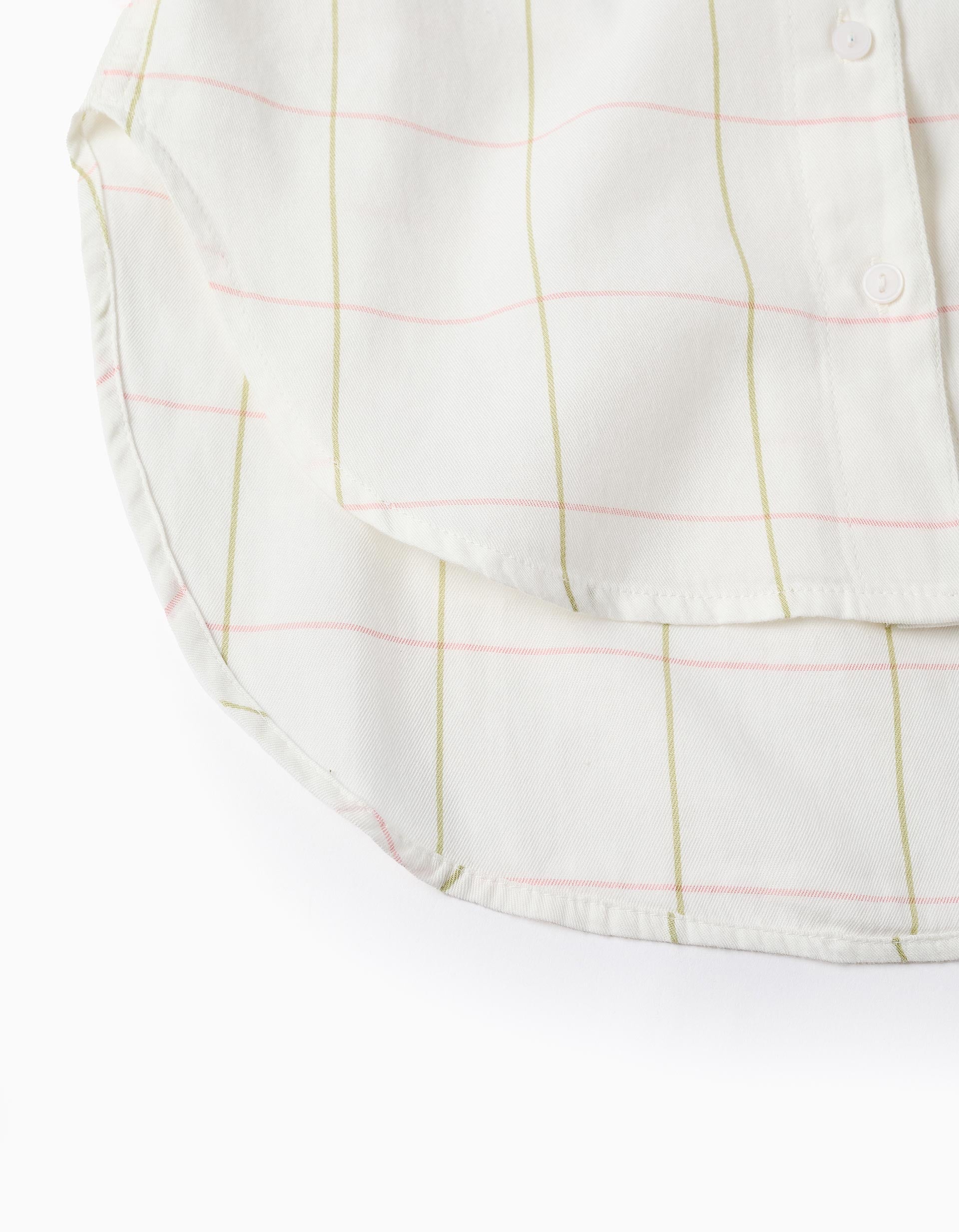 Vista frontal camisa blanca con bolsillo