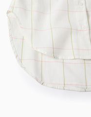 Vista frontal camisa blanca con bolsillo