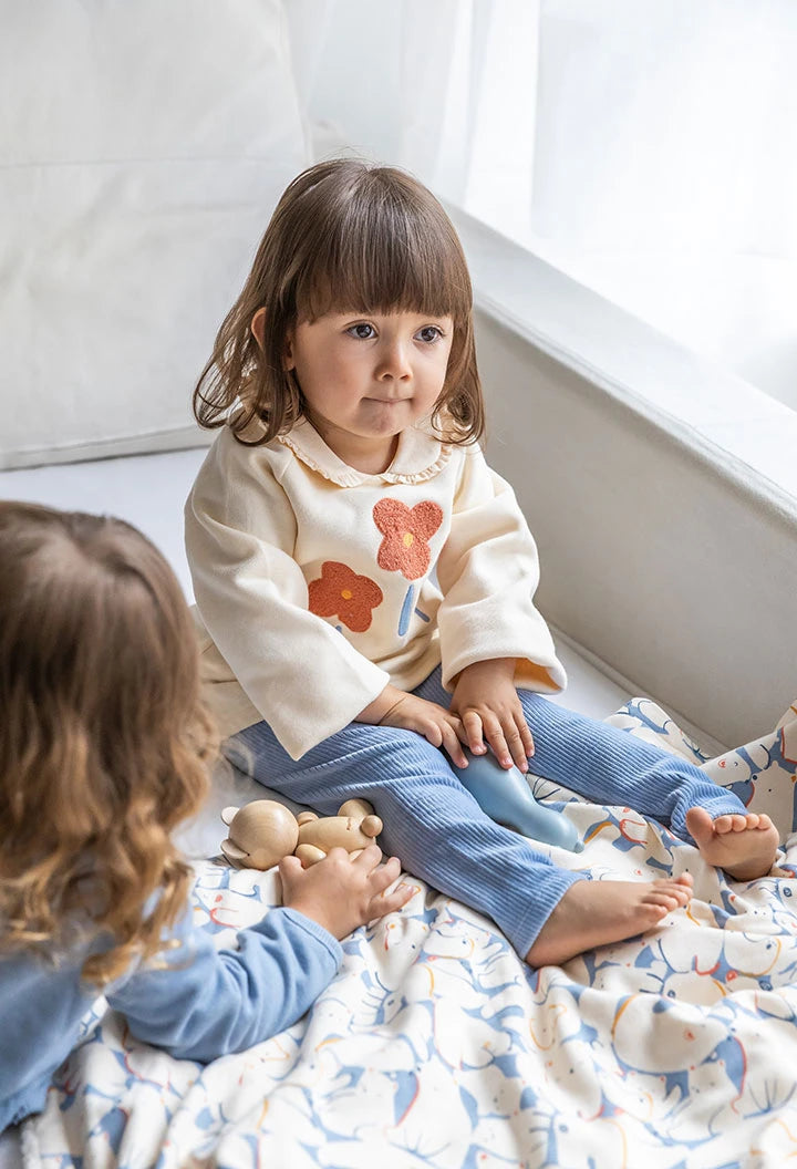 Conjunto bebé Boboli saco beige con flores y legging azul