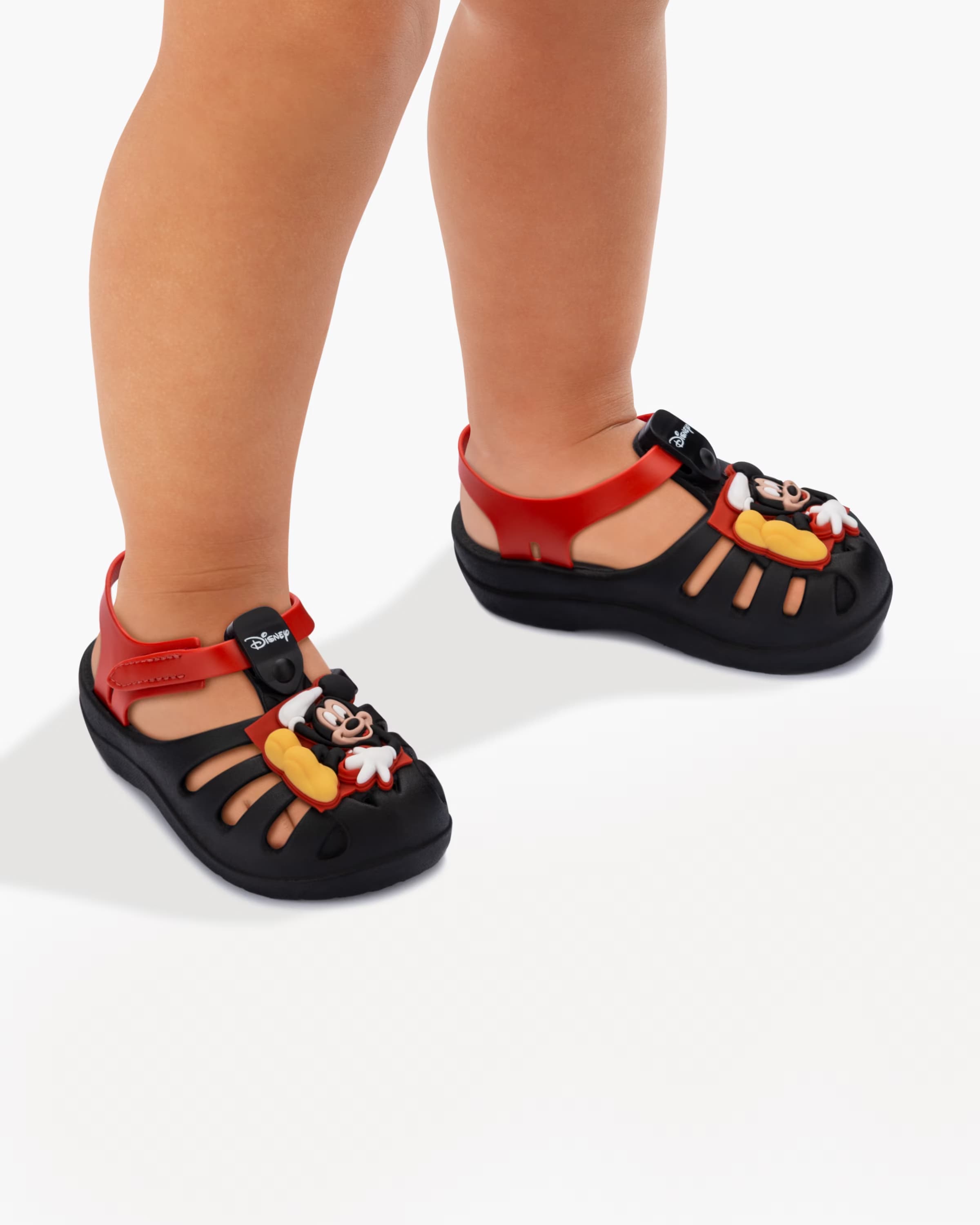 vista lateral sandalias Mickey Mouse negras con rojo