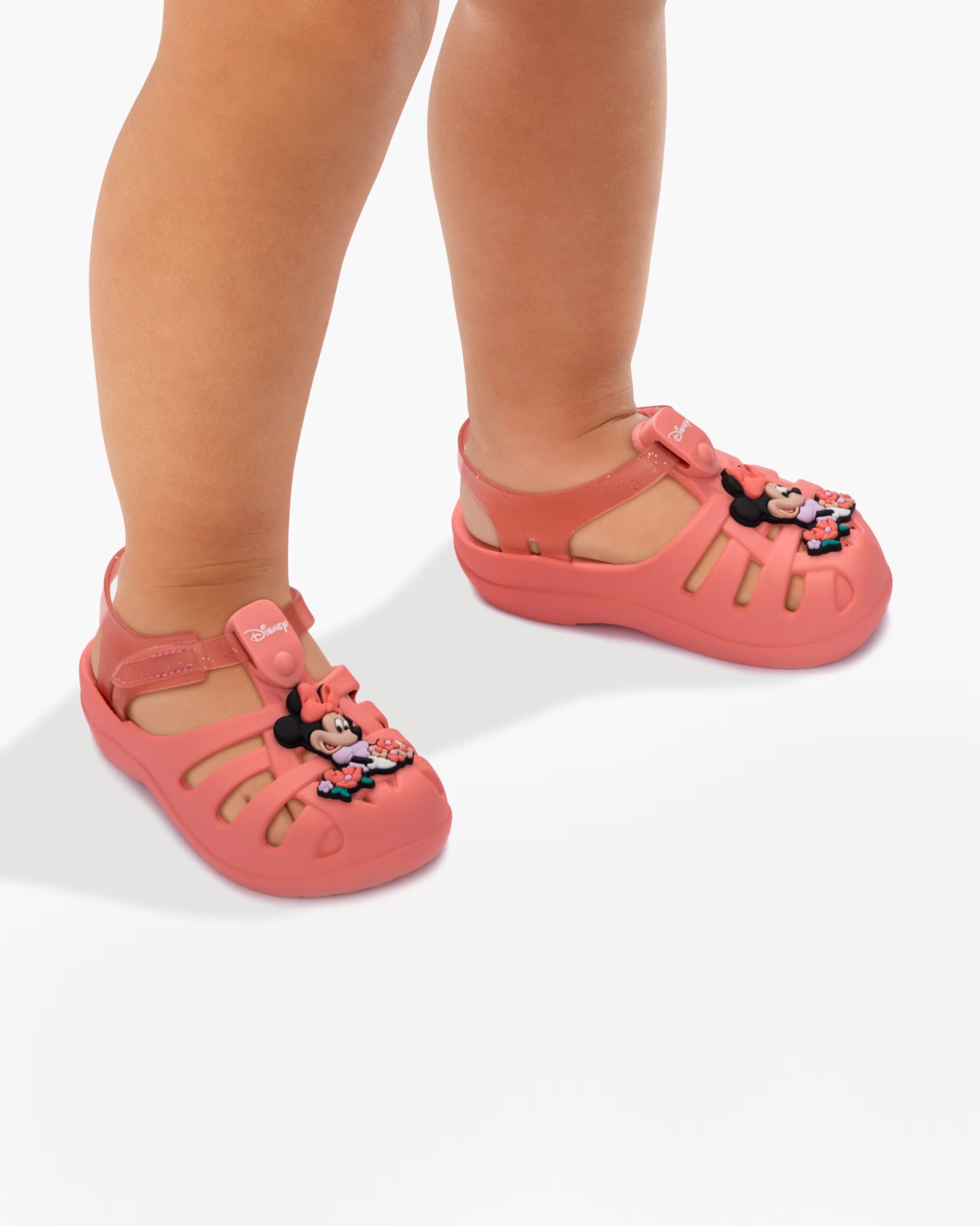 detalle frontal diseño floral y Minnie Mouse en sandalias Disney