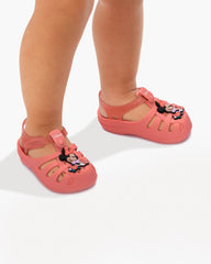 detalle frontal diseño floral y Minnie Mouse en sandalias Disney