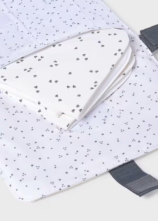 Portadocumentos con Cambiador Corazones Gris Mayoral estilo