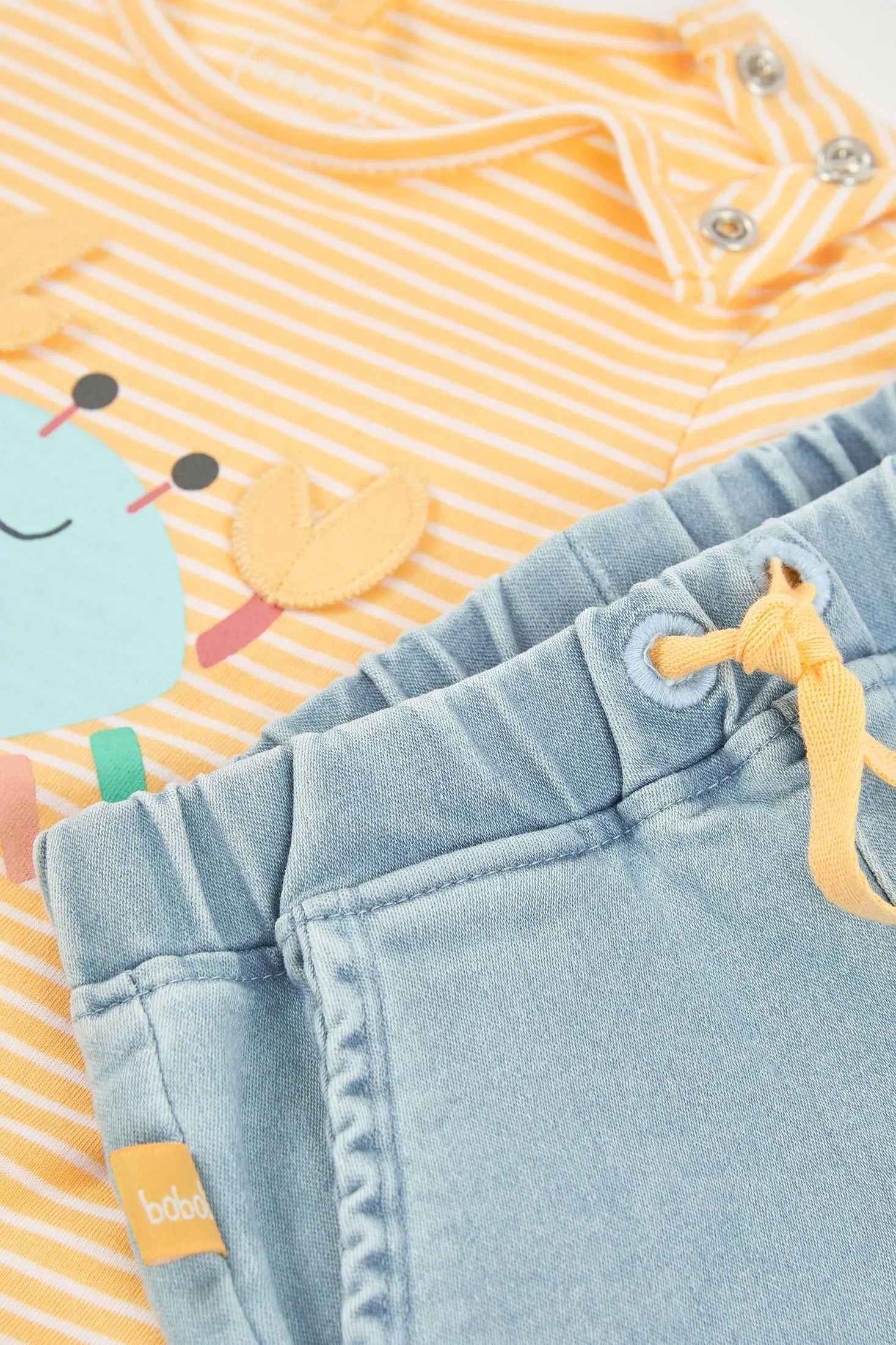 Conjunto Bermuda Rayas Cangreo Amarillo Boboli detalle