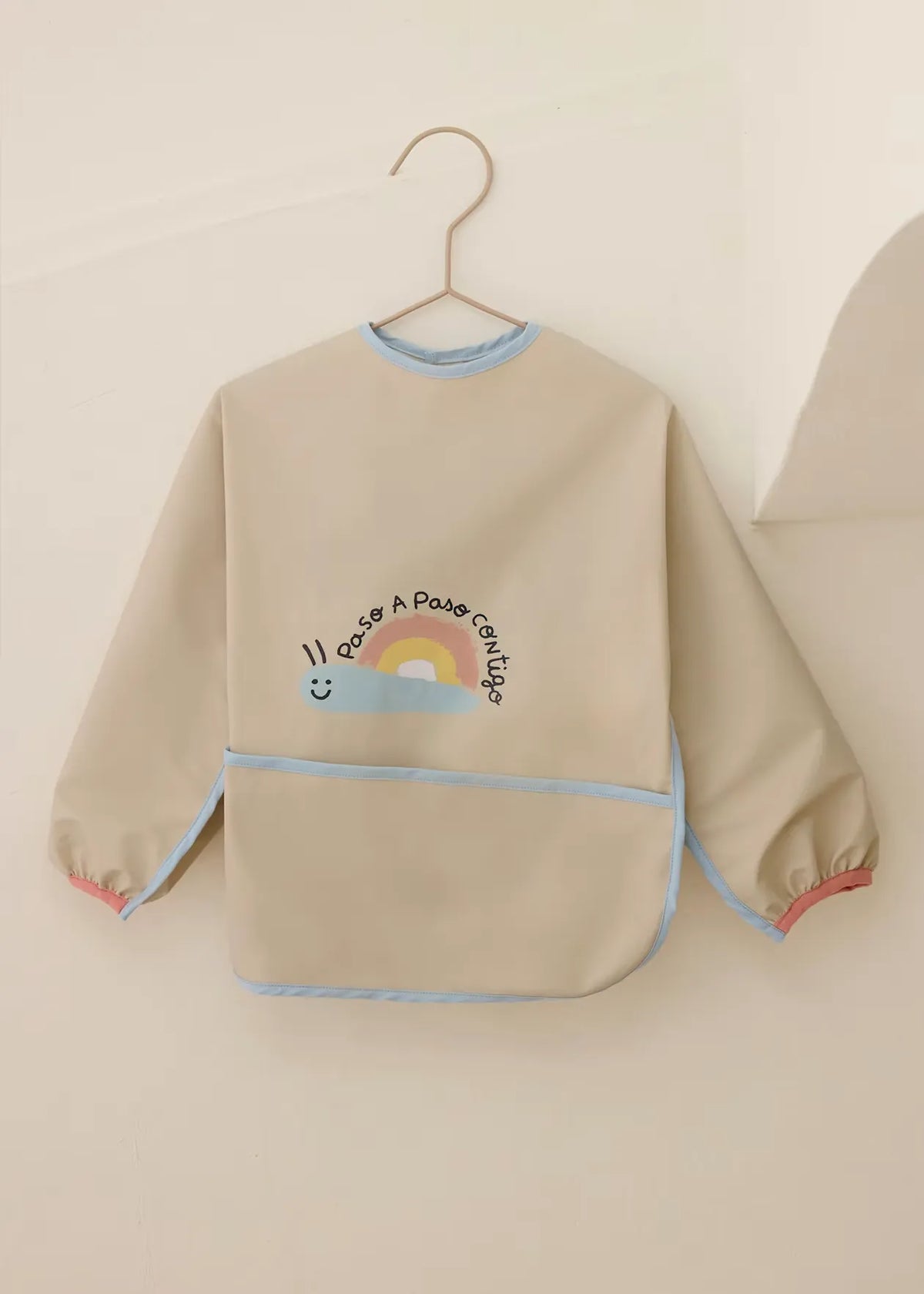 Babero Manga Larga Caracol Beige Mayoral modelo