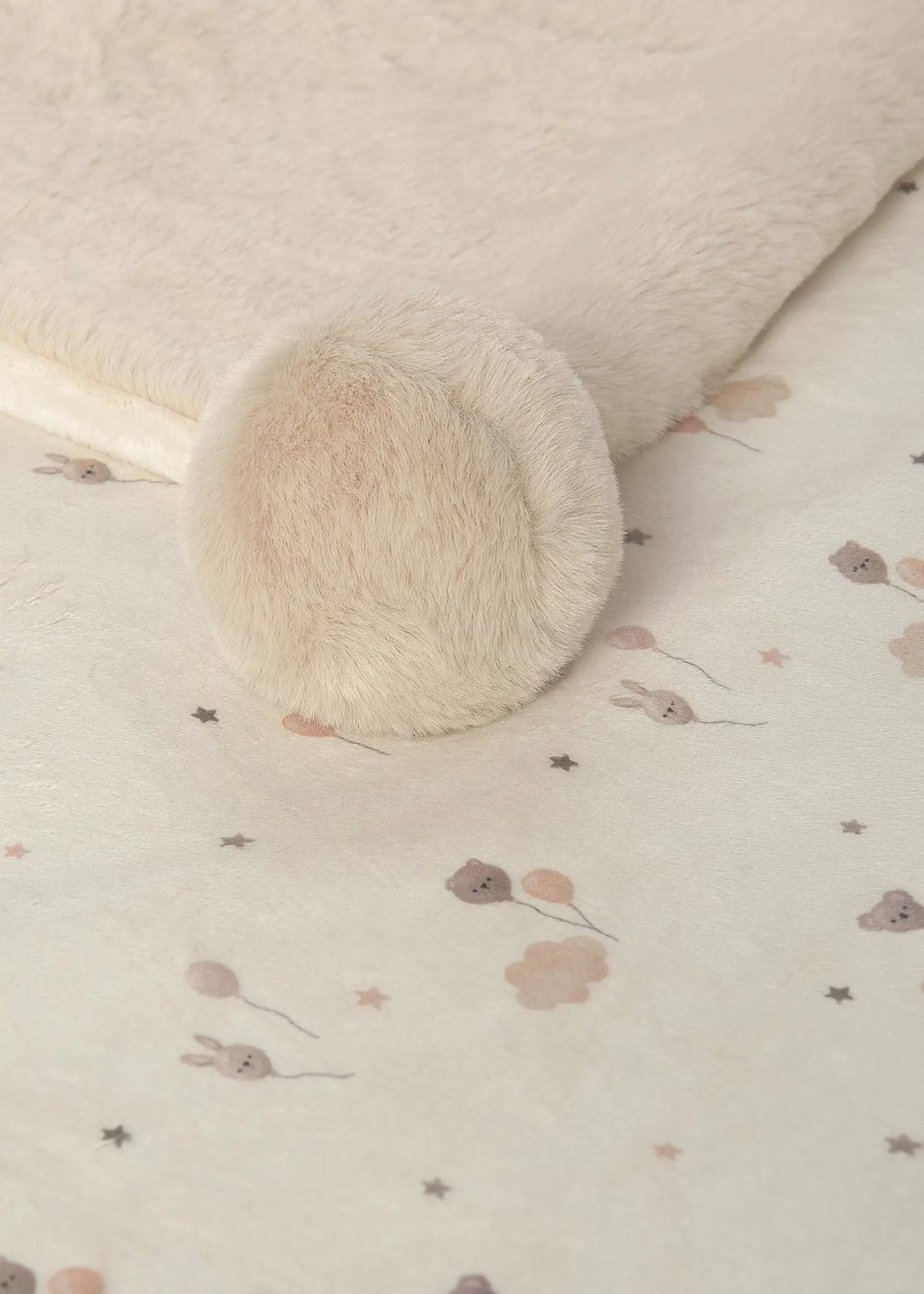 Cobija Pompom Peluche Comino Mayoral DETALLE