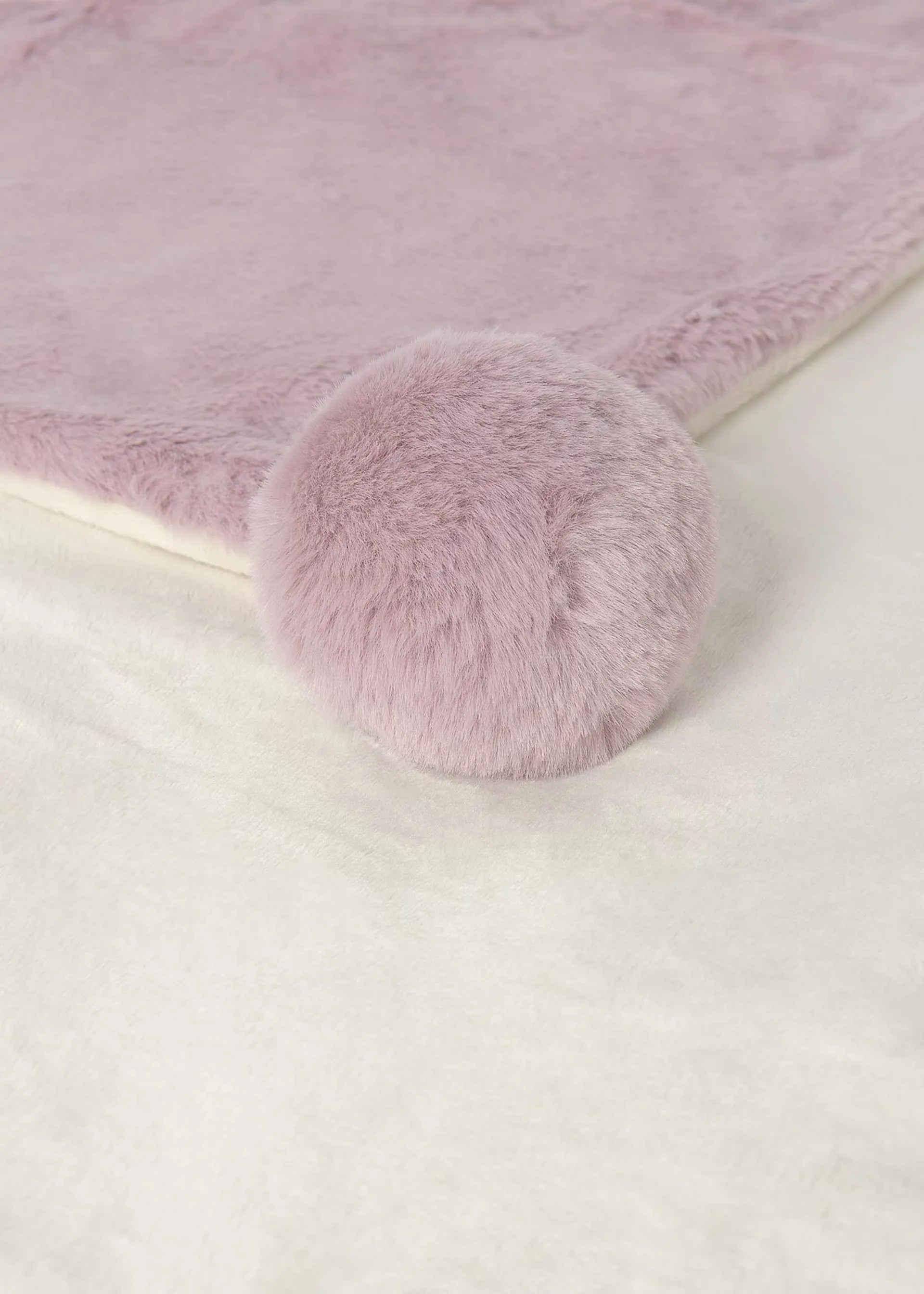 Cobija Pompom Peluche Malva Mayoral DETALLE