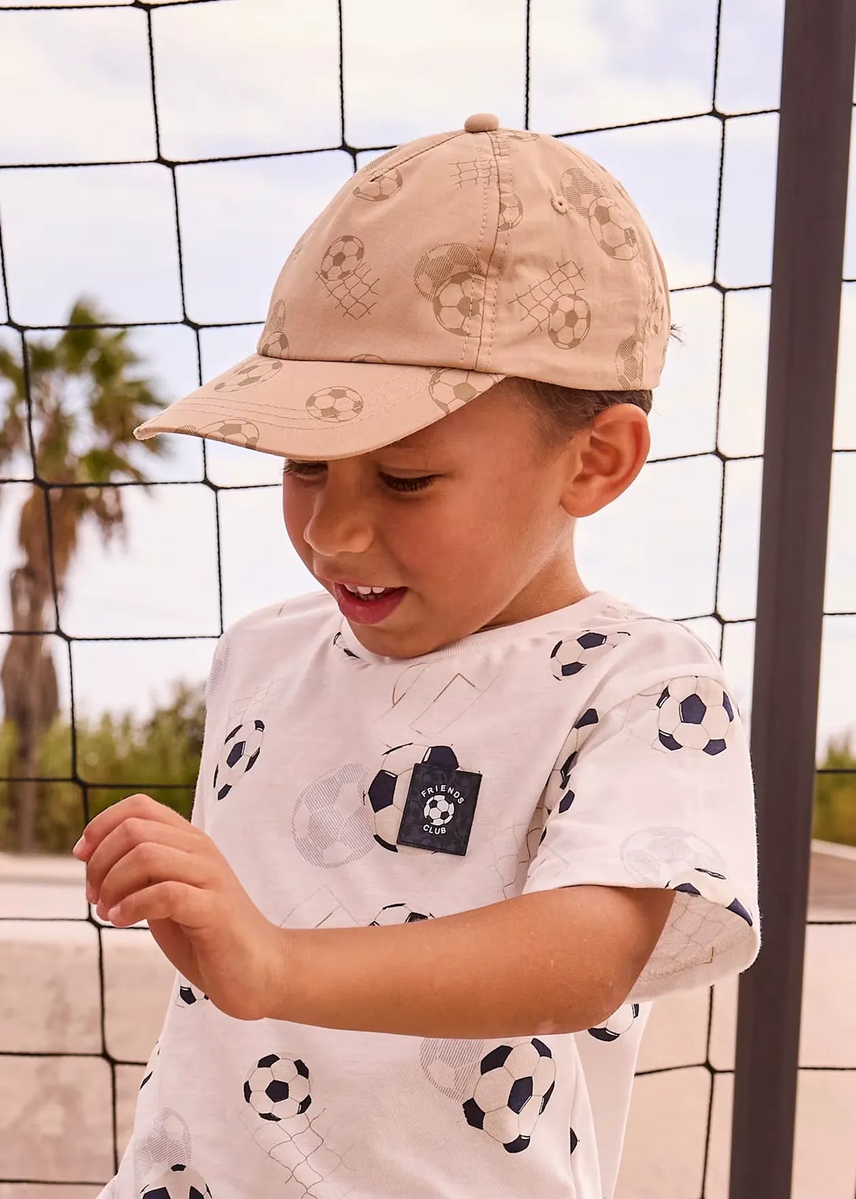 Gorra Estampado Fútbol Beige Mayoral modelo