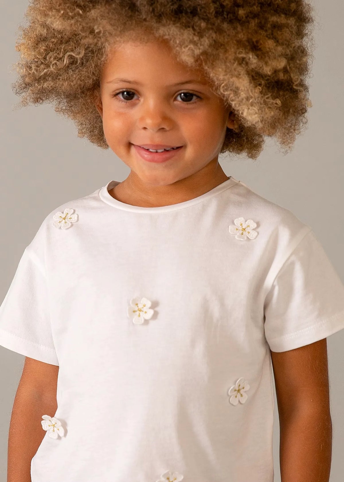 Blusa Detalle Flores Blanco Mayoral modelo