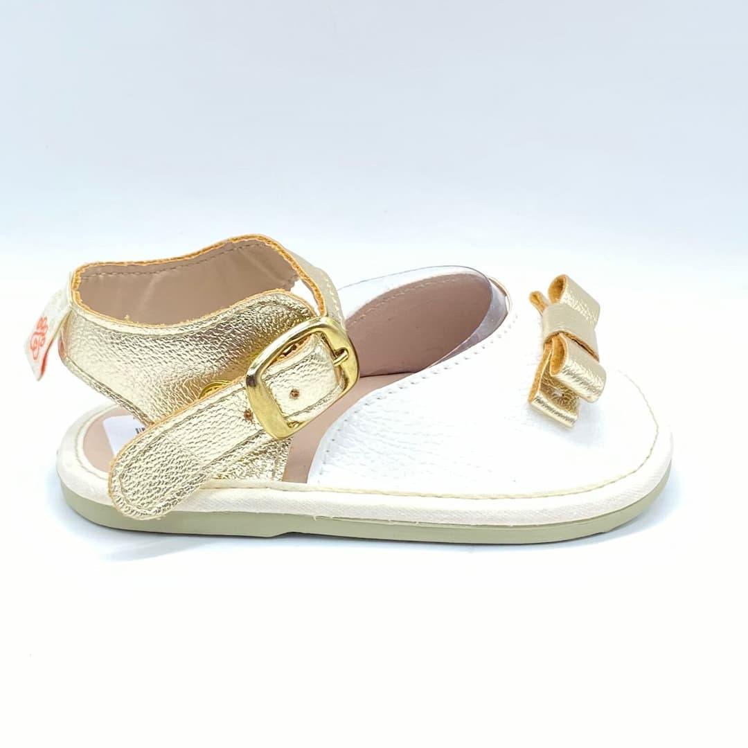 Sandalias Cerradas Moño Dorado Huellitas Cierre