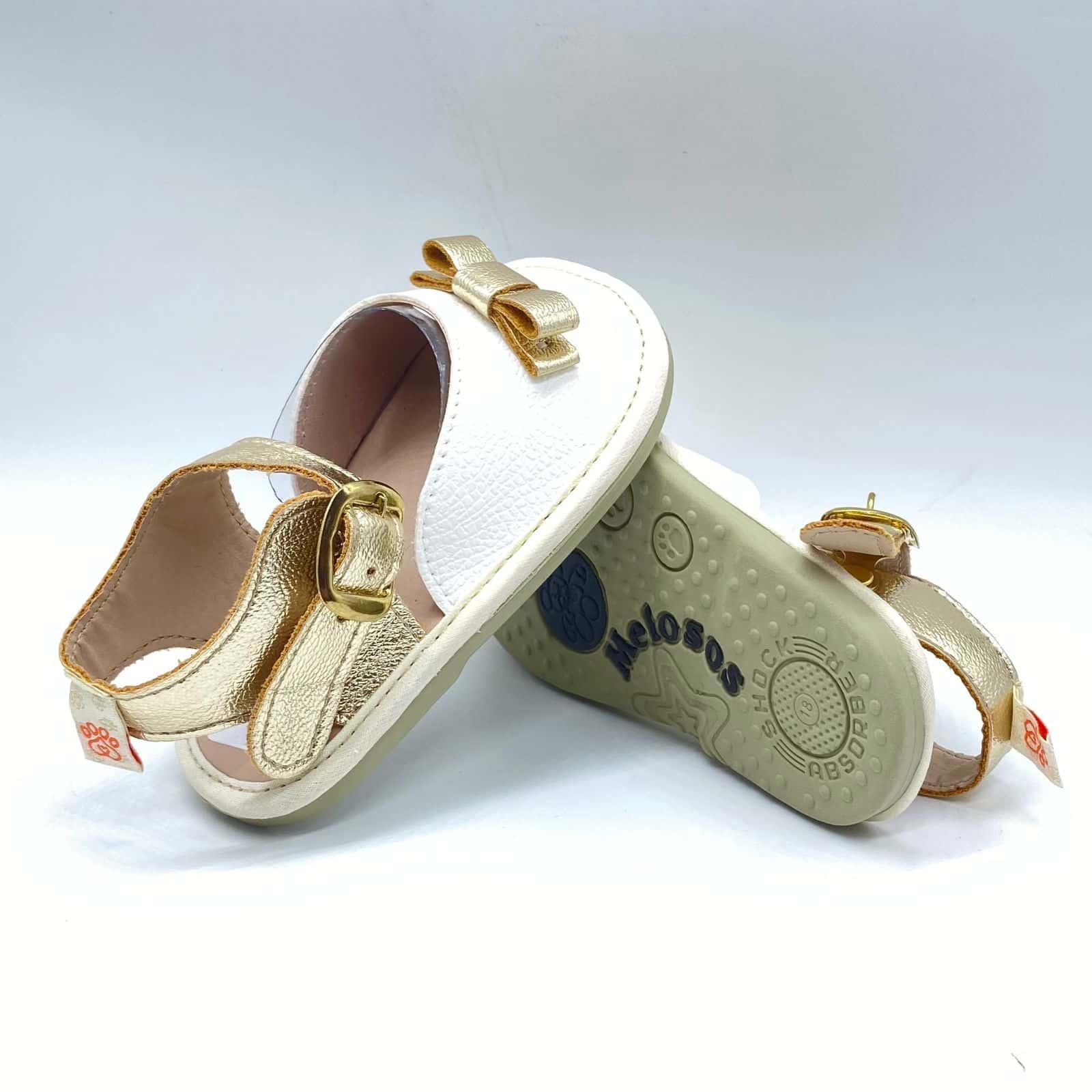 Sandalias Cerradas Moño Dorado Huellitas Diseño