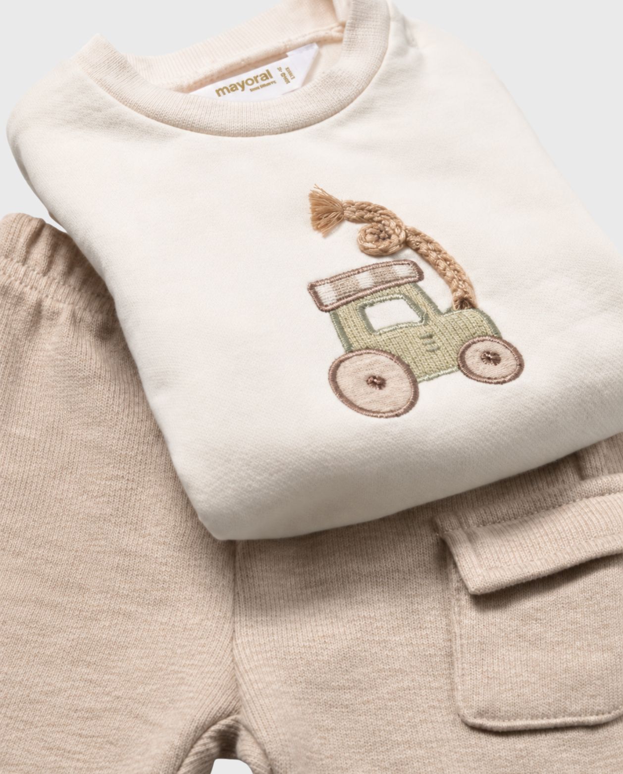 Conjunto Manga Larga Bordado Tractor Verde Mayoral Detalle