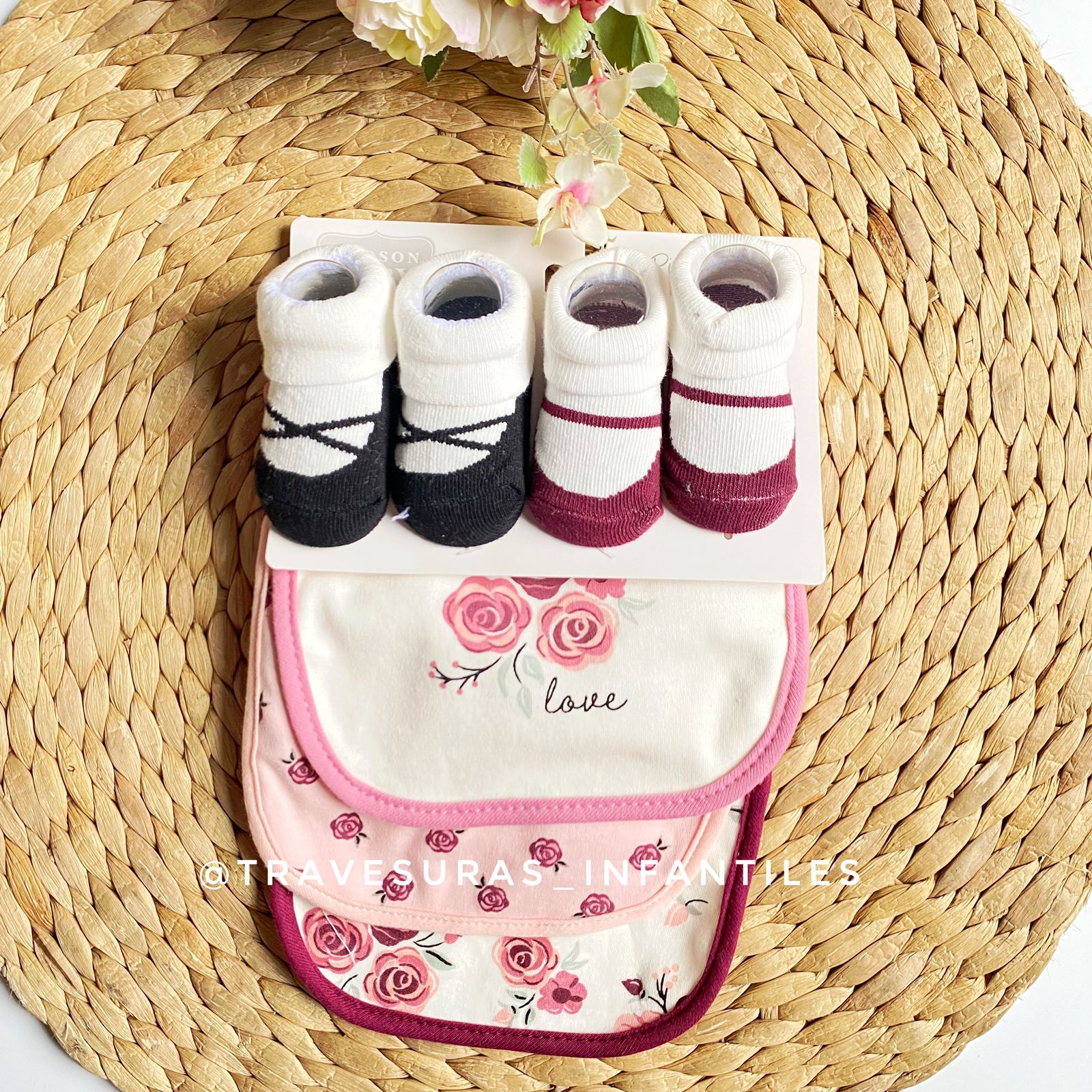 Set Baberos y Medias Love Rosas Travesuras Infantiles