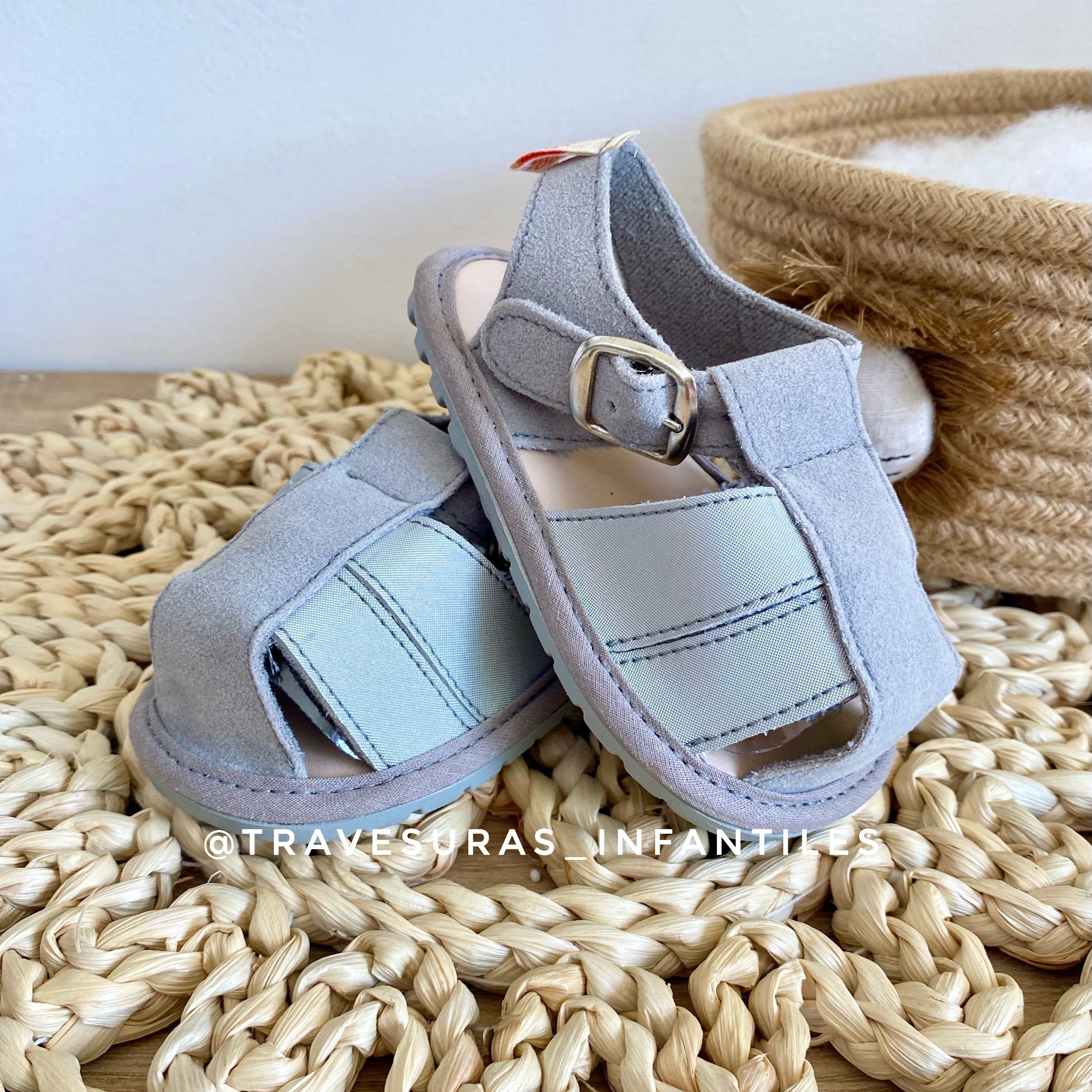 Sandalias Hebilla Gris Huellitas Estilo