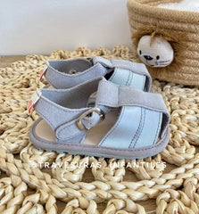 Sandalias Hebilla Gris Huellitas