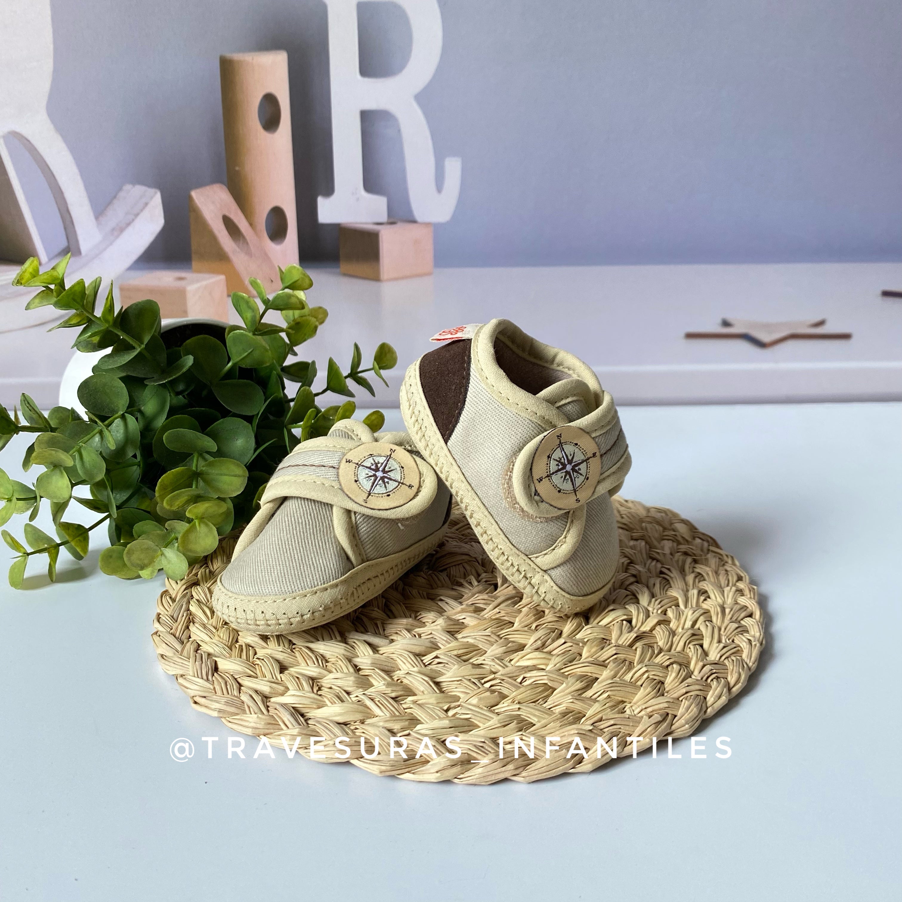 Tenis Sin Suela Brújula Beige Huellitas Diseño