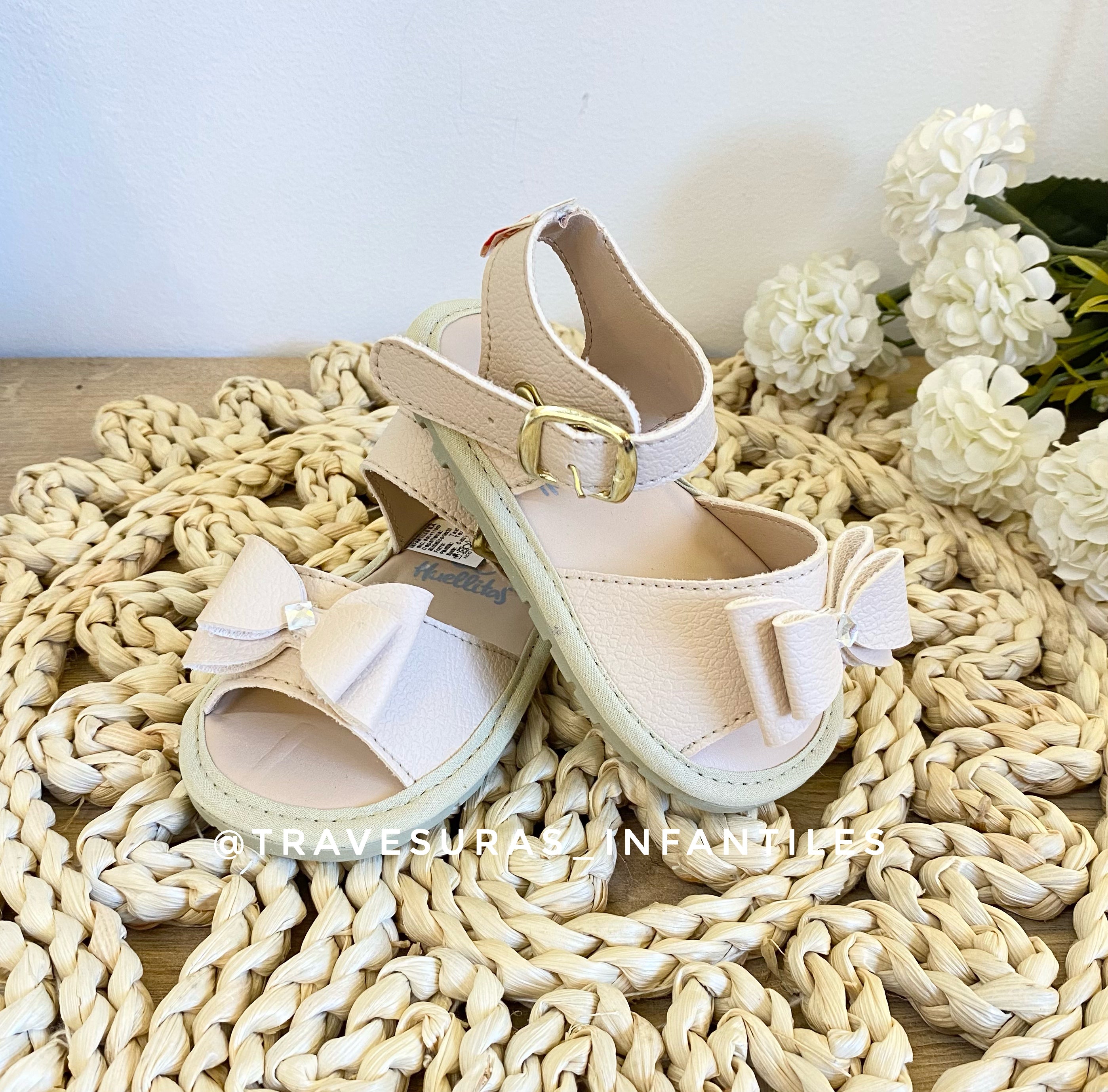 Sandalias Moño Perla Caqui Huellitas Estilo